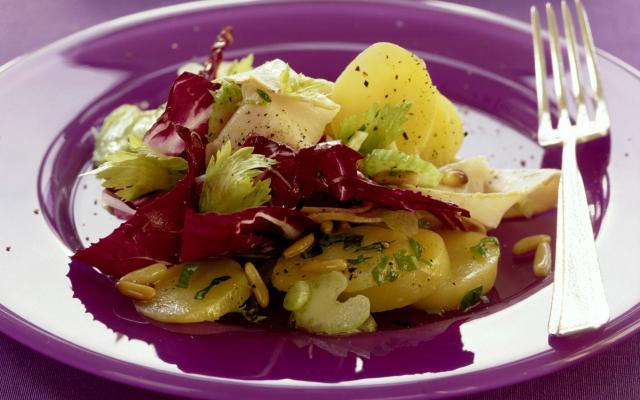 Aardappelsalade met radicchio en sinaasappeldressing