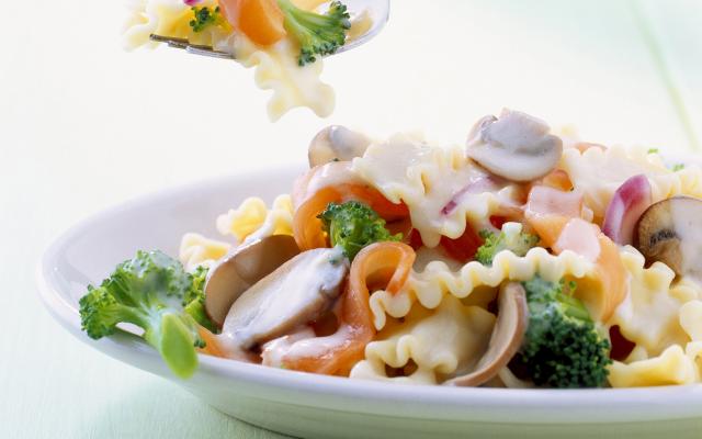 Pasta met broccoli, gerookte zalm en champignons