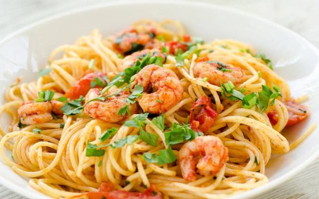 pasta met zongedroogde tomaten en garnalen - libelle lekker