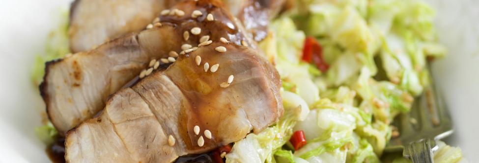 chinese kool in de wok met gelakt buikspek - cuisine et recettes