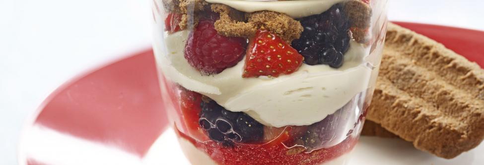 dessert met rode vruchten en mascarpone dessert met rode vruchten en mascarpone