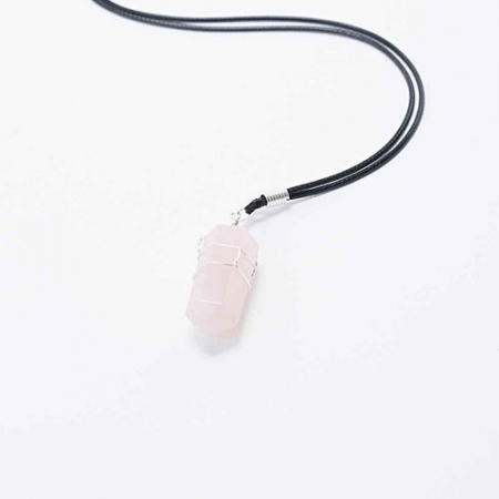 Collier avec quartz rose (Urban Outfitters, 19 €).