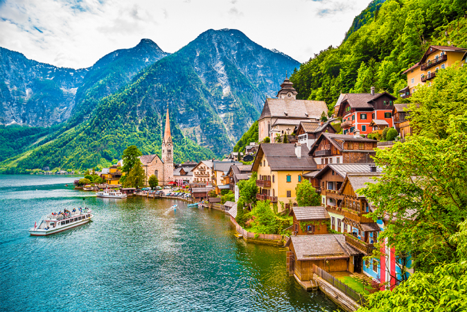 3. Le lac Hallstättersee à Salzkammergut, en Autriche