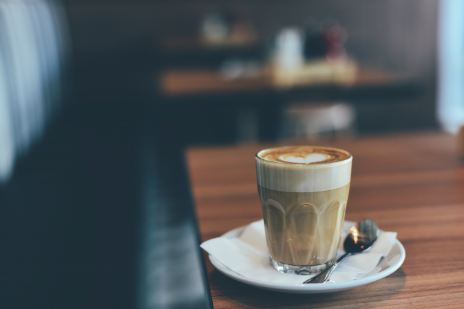 Latte = een glas van 300 tot 350 ml met 1 shot espresso en opgestoomde melk