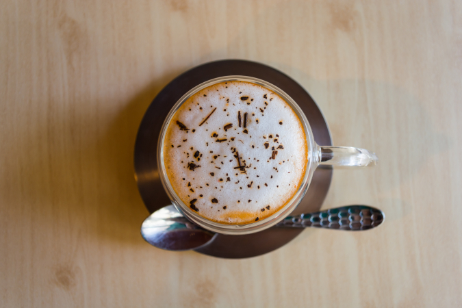 Mocha = 2 shots espresso, chocoladepoeder, gestoomde melk, slagroom en chocoladevlokken
