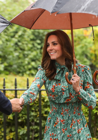 In een zijden jurk met bloemenmotief van Prada met oorbellen van Monica Vinader