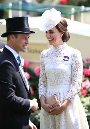 In een witte kanten jurk van Alexander McQueen met clutch van Loeffler Randall en oorbellen in bruikleen van koningin Elizabeth II (de ontwerper van de hoed is niet bekend)