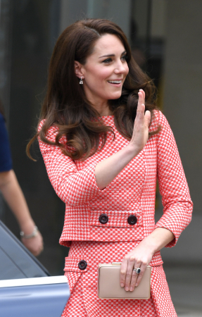 In een mantelpakje van Eponine London met oorbellen van Kiki McDonough en clutch van L.K.Bennett