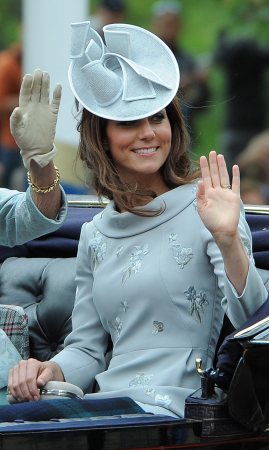 In een ijsblauwe jurk van Erdem met hoed van Jane Corbett en clutch van Alexander McQueen