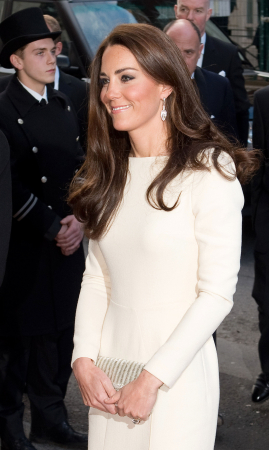 In een ivoorkleurige jurk van Roland Mouret met een clutch van Jimmy Choo en oorbellen van Beaut Jewelry