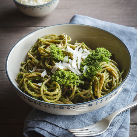 Spaghettis complets au chou kale, pesto de noisettes – 575 kcal