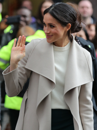 Ze heeft een duimring, wat erg ongewoon is voor royals
