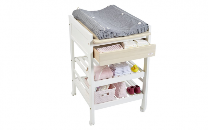 Une table à langer et le coussin qui l’accompagne
