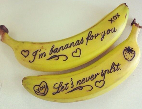 4. Maak z’n lunch en stop er een extraatje in, zoals een banaan met de boodschap ‘I’m bananas for you!’ op.