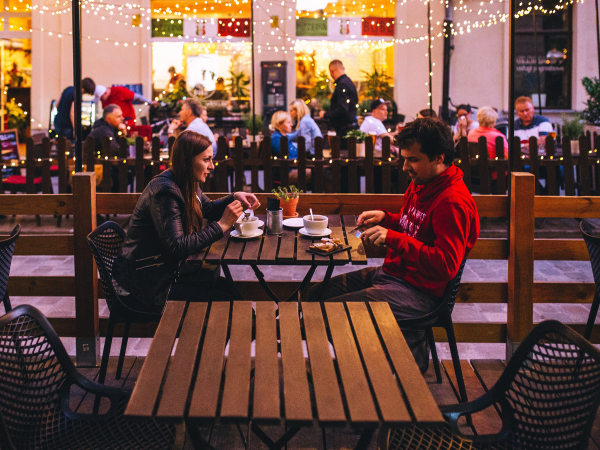 7. Neem hem mee naar het restaurant/de cinema/het café waar jullie eerste date was.