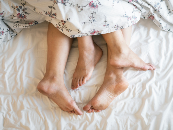 11. Maak hem wakker met kusjes.