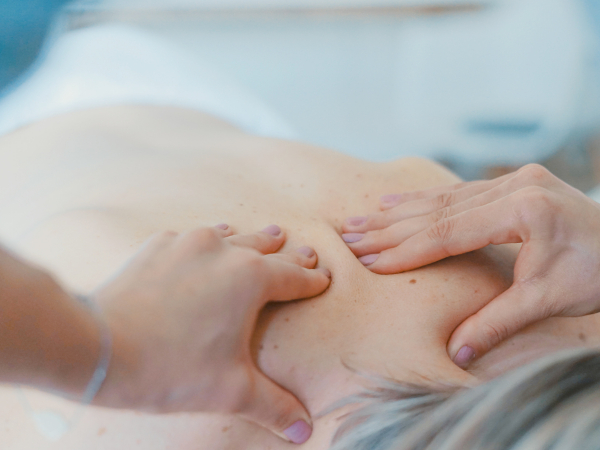 17. Geef hem een spontane massage.