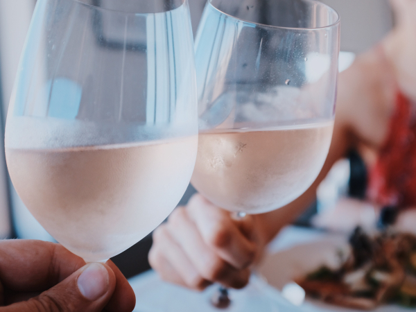 18. Drink eens samen een glas, gewoon thuis.