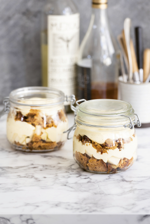Trifle met peperkoek, rum, rozijnen en banketbakkersroom