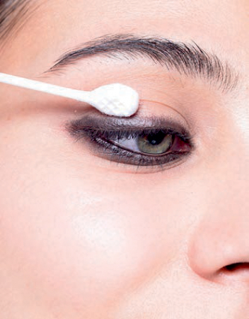Demi uit Genk koos voor een subtiele smokey eye met kohlpotlood