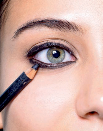 Demi uit Genk koos voor een subtiele smokey eye met kohlpotlood
