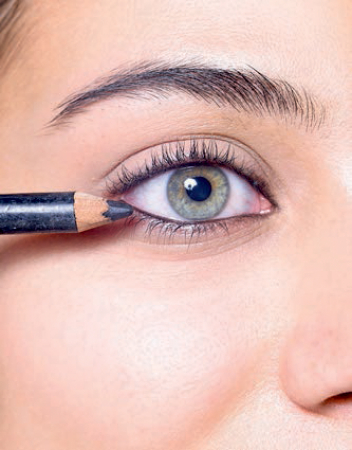 Demi uit Genk koos voor een subtiele smokey eye met kohlpotlood
