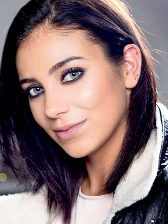 Demi uit Genk koos voor een subtiele smokey eye met kohlpotlood