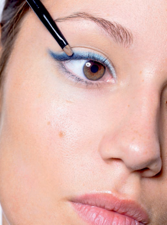 Alexandra uit Zonhoven waagde zich aan elektrisch blauwe eyeliner met oogschaduw