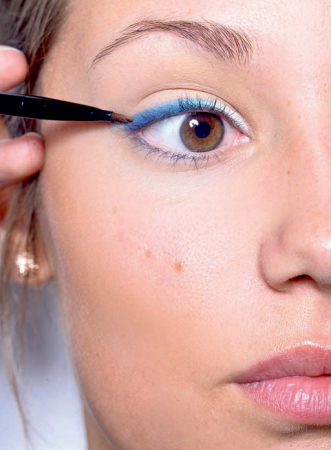 Alexandra uit Zonhoven waagde zich aan elektrisch blauwe eyeliner met oogschaduw