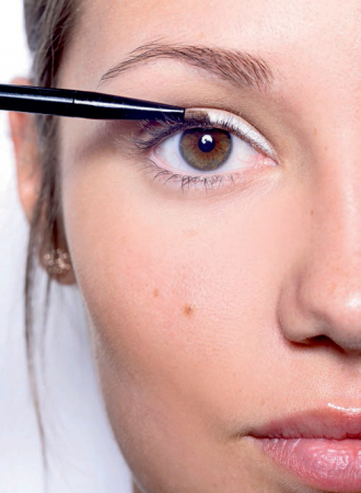 Alexandra uit Zonhoven waagde zich aan elektrisch blauwe eyeliner met oogschaduw
