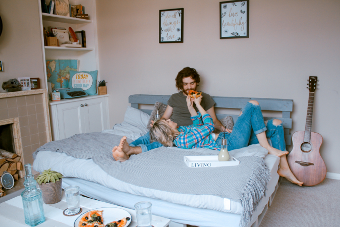 Eet pizza… in bed