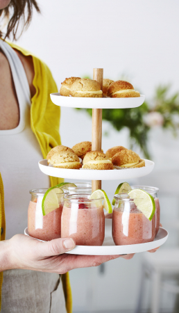 Amandelmacarons met lemoncurd & watermeloensmoothie met kokosmelk en aardbei