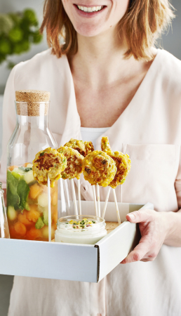 Maïspannenkoekjes met cottage cheese-dip & citroenlimonade met meloenijsblokjes