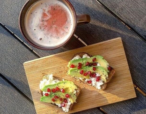 7. Volkoren crackers met tomaten-linzensoep.
