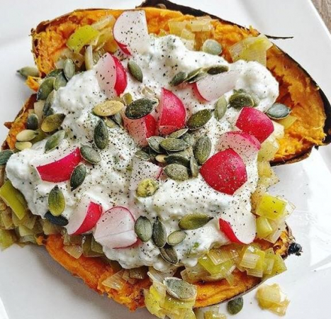 3. Gepofte zoete aardappel met prei- en yoghurtdressing