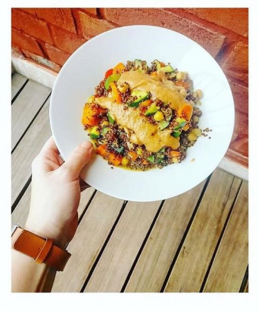 5. Kip met quinoa, groentjes en pindasaus