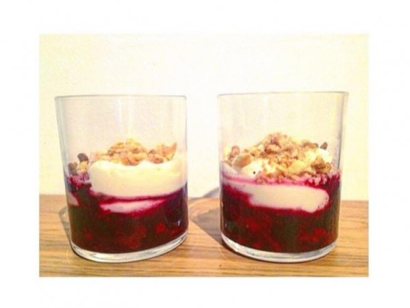 7. Panna cotta met rode vruchten en volkoren koekjes