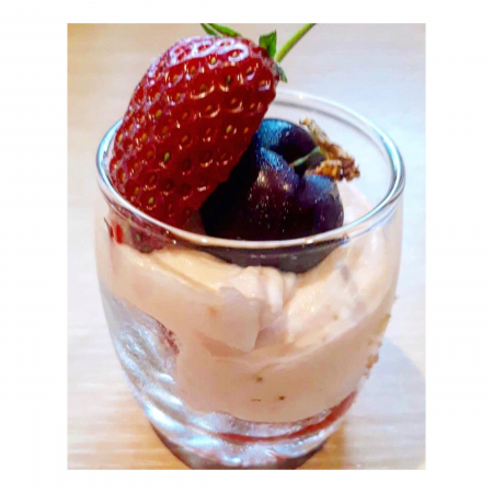 5. Griekse yoghurt met aarbeiencoulis en granaatappelpitjes