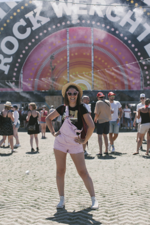 De festivaltrend: roze salopette en hartjesbril