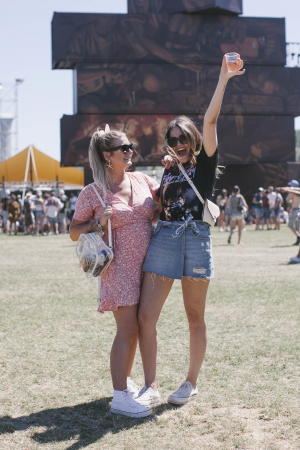 De festivaltrend: transparante accessoires en bandshirts