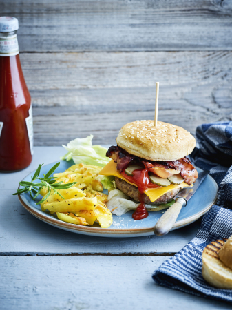 Klassieke hamcheeseburger met cheesepotato-wedges