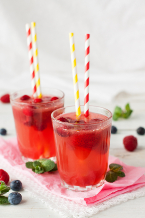 Cranberrylimonade met frambozen en aardbeien