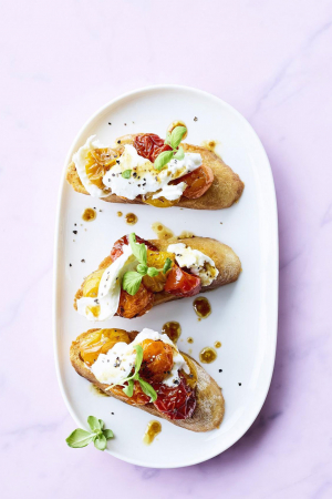 Bruschetta met geroosterde kerstomaatjes en burrata