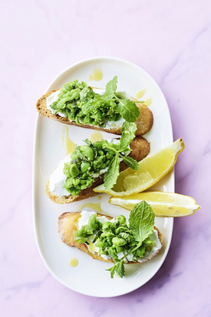Bruschetta met erwtjes, munt en geitenkaas