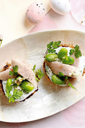 Bruschetta met gerookte paling en tuinboontjes