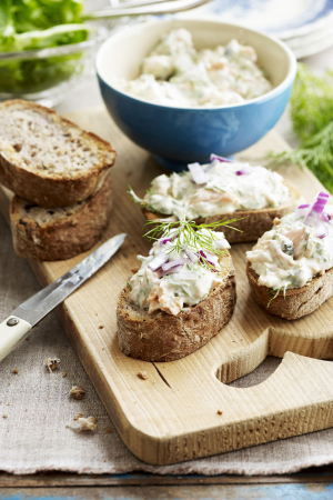 Bruschetta met zalmsalade en rode ui