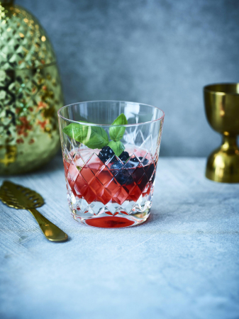 Cocktail van whisky, braambessen en basilicum
