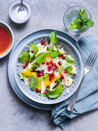 Voorgerecht: sinaasappelsalade met granaatappel en amandelen