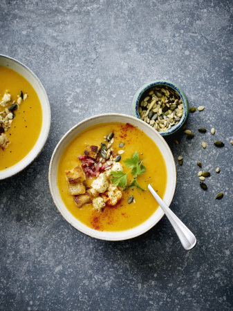 Zoete aardappelsoep met spek en knoflookcroutons