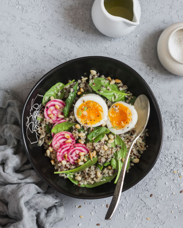 Spinaziesalade met quinoa, radijs en ei
